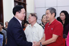 Bí thư Thành uỷ Hà Nội Vương Đình Huệ với nhân dân phường Quán Thánh, quận Ba Đình. (Ảnh: Dương Giang/TTXVN)