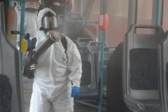 Khử trùng nhằm ngăn ngừa dịch COVID-19 trên xe điện ở Saint Petersburg, Nga ngày 19/3/2020. (Ảnh: AFP/TTXVN)