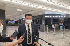 Thứ trưởng Ngoại giao Hàn Quốc Choi Jong-kun phát biểu với báo giới trước chuyến thăm Mỹ tại sân bay Incheon, phía tây thủ đô Seoul, Hàn Quốc, ngày 9/9/2020. (Ảnh: Yonhap/TTXVN)