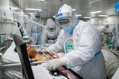 Nhân viên y tế điều trị cho bệnh nhân nhiễm COVID-19 tại bệnh viện ở Vũ Hán, tỉnh Hồ Bắc, Trung Quốc, ngày 1/4/2020. (Ảnh: THX/TTXVN)