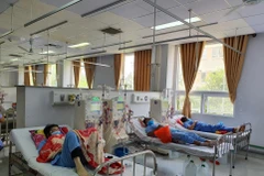 Các bệnh nhân lọc thận tại Khoa Nội thận-Tiết niệu-Lọc máu, Bệnh viện Đa khoa thành phố Cần Thơ. (Ảnh: Ánh Tuyết/TTXVN)