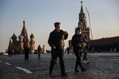 Người dân đeo khẩu trang phòng dịch COVID-19 tại Moskva, Nga ngày 28/10/2020. (Ảnh: THX/TTXVN)