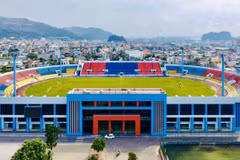 Sân vận động Cẩm Phả từng được cải tải nâng cấp với tổng mức đầu tư hơn 163 tỷ đồng năm 2018. (Ảnh: TTXVN phát)