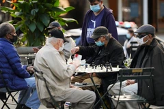 Người dân đeo khẩu trang phòng lây nhiễm COVID-19 tại New York, Mỹ, ngày 6/11/2020. (Ảnh: THX/TTXVN)