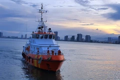 Tiếp nhận, đưa 4 ngư dân bị chìm tàu trên biển vào bờ an toàn