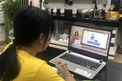 Học sinh trường Tiểu học Phương Mai (Đống Đa, Hà Nội) học qua truyền hình tại nhà. (Ảnh: TTXVN phát)