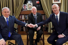 Từ trái qua phải: Thủ tướng Israel Benjamin Netanyahu, Tổng thống Reuven Rivlin và lãnh đạo đảng Xanh-Trắng Benny Gantz. (Nguồn: GPO)