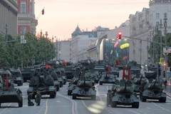 Các phương tiện quân sự tham gia diễn tập để chuẩn bị cho lễ duyệt binh kỷ niệm chiến thắng phátxít. (Nguồn: Trần Hiếu - Hồng Quân/Vietnam+)