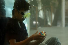 [Video] Thanh niên Ấn Độ lập kỷ lục thế giới về xoay rubik dưới nước