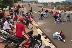 Ảnh cắt từ clip hai nhóm nữ sinh đánh nhau bị phát tán trên mạng xã hội.