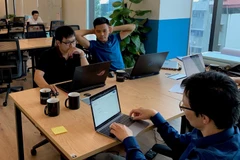 Nguyễn Đức Tùng (áo xanh, bên phải) học được cách tư duy của một nhà nghiên cứu khoa học cấp quốc tế tại VinAI. (Ảnh: Trần Dũng/Vietnam+)