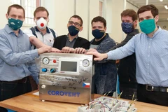 Các thành viên trong nhóm tình nguyện đứng cạnh chiếc máy trợ thở CoroVent. (Nguồn: praguemorning.cz)
