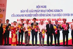 Doanh nghiệp thuộc Top 10 Doanh nghiệp Việt Nam điển hình sáng tạo xuất sắc nhất năm 2020 được tôn vinh tại buổi lễ. (Ảnh: Mỹ Phương/TTXVN)