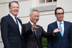 (Từ trái sang) Đại diện Thương mại Mỹ Robert Lighthizer, Phó Thủ tướng Trung Quốc Lưu Hạc và Bộ trưởng Tài chính Mỹ Steven Mnuchin tại vòng đàm phán thương mại Mỹ-Trung Quốc ở Washington, DC ngày 10/10/2019. (Ảnh: AFP/TTXVN)