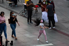 Người dân đeo khẩu trang phòng lây nhiễm COVID-19 tại New York, Mỹ, ngày 13/9/2020. (Ảnh: THX/TTXVN)