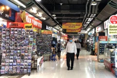 Người dân Bangkok đi mua sắm sau khi các biện pháp phong tỏa được nới lỏng. (Ảnh: Ngọc Quang/TTXVN)