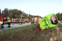 Đức: Xe khách lao khỏi đường cao tốc, hàng chục hành khách bị thương