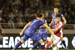 Một pha tranh bóng giữa cầu thủ Thành phố Hồ Chí Minh và Becamex Bình Dương ở vòng 8 V.League. (Ảnh: Thanh Vũ/TTXVN)