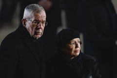 Tổng thống Alexander Van der Bellen cùng vợ bị cảnh sát phát hiện đang ở một nhà hàng sau giờ giới nghiêm. (Nguồn: Getty Images)