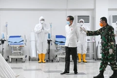Tổng thống Indonesia Joko Widodo thăm bệnh viện dã chiến điều trị cho bệnh nhân COVID-19 tại Jakarta, Indonesia, ngày 23/3/2020. (Ảnh: AFP/ TTXVN)