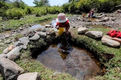 Người dân thôn Tà Nôi, huyện Ninh Sơn lấy nước từ những dòng suối còn chút ít để sinh hoạt do hạn hán kéo dài. (Ảnh: TTXVN)