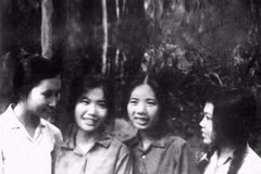 4 nữ phóng viên VNTTX Trinh-Hòa-Thoa-Thùy tăng cường cho TTXGP tại khu vực chiến trường Trung Trung bộ năm 1973. (Ảnh: Tư liệu VNTTX)