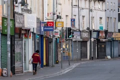 Các cửa hàng phải đóng cửa do dịch COVID-19. (Nguồn: Sky News)