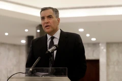 Thủ tướng Liban Mustapha Adib (giữa) phát biểu trong cuộc họp báo tại Beirut ngày 31/8/2020. (Ảnh: AFP/TTXVN)