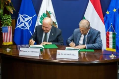 Bộ trưởng Quốc phòng Hungary, Tibor Benko và Đại sứ Mỹ tại nước này David Cornstein ký ý định thư về việc mua tên lửa từ tập đoàn quốc phòng Mỹ Raytheon. (Nguồn: MTI)