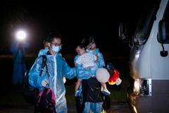 Các công dân được đưa về khu cách ly tập trung theo dõi COVID-19. (Ảnh: Trọng Đạt/TTXVN)