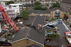 Chiếc cần cẩu bị đổ sập vào nhà dân tại London, Anh. (Nguồn: Getty Images)