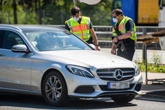 Cảnh sát Đức kiểm tra tại trạm kiểm soát biên giới với Áo ngày 23/4/2020,. (Ảnh: THX/TTXVN)