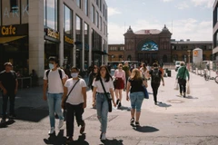 Người dân di chuyển trên đường phố tại Bonn, Đức, ngày 24/7/2020. (Ảnh: THX/TTXVN)