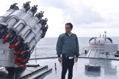 Tổng thống Joko Widodo đứng trên boong một con tàu Hải quân Indonesia. (Nguồn: Reuters)