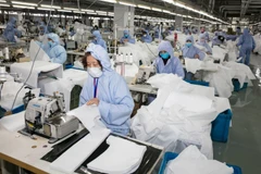 Công nhân làm việc tại một nhà máy dệt may ở tình Giang Tô, Trung Quốc. (Nguồn: AFP)