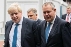 Thủ tướng Anh Boris Johnson (trái) và Quốc vụ khanh phụ trách Chính sách Thương mại Conor Burns. (Nguồn: The Independent)