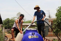 Người dân xã Ea Nuôi, huyện Buôn Đôn phải đi xin nước về phục vụ cho sinh hoạt. (Ảnh: Tuấn Anh/TTXVN)