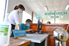 Bàn hướng dẫn khai báo y tế tại cửa khẩu quốc tế Móng Cái. (Ảnh: Minh Quyết/TTXVN)