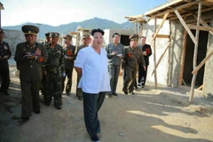 Nhà lãnh đạo Triều Tiên Kim Jong-un đi thị sát công tác khôi phục sau lũ lụt tại Ra'son năm 2015. (Nguồn: Rodong Sinmun)