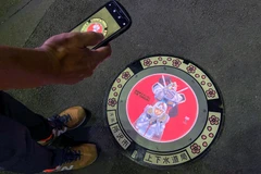 Bất ngờ trước những nắp hố ga độc đáo, có thể phát sáng tại Nhật Bản