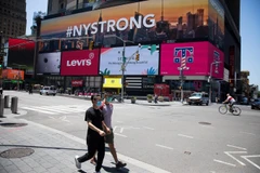 Người dân đeo khẩu trang phòng lây nhiễm COVID-19 tại New York, Mỹ ngày 26/5/2020. (Ảnh: THX/TTXVN)