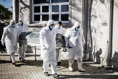 Nhân viên y tế chuyển thi thể bệnh nhân mắc COVID-19 tại Cape Town, Nam Phi ngày 16/6/2020. (Ảnh: AFP/TTXVN)