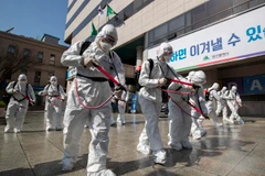 Phun thuốc khử trùng nhằm ngăn chặn sự lây lan của dịch COVID-19 tại thành phố Daegu, Hàn Quốc ngày 2/3/2020. (Ảnh: THX/TTXVN)