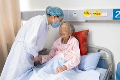 Nhân viên y tế chăm sóc bệnh nhân COVID-19 tại bệnh viện ở Thành Đô, tỉnh Tứ Xuyên, Trung Quốc ngày 8/5/2020. (Ảnh: THX/TTXVN)