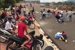 Ảnh cắt từ clip hai nhóm nữ sinh đánh nhau bị phát tán trên mạng xã hội.