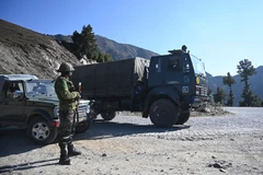 Binh sỹ Ấn Độ được triển khai gần Ranh giới kiểm soát ở huyện Kupwara thuộc Jammu-Kashmir, ngày 14/10/2020. (Ảnh: AFP/TTXVN)