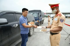 Lực lượng Cảnh sát giao thông tiến hành dừng xe, kiểm tra người điều khiển phương tiện. (Ảnh: Doãn Tấn/TTXVN)