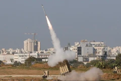 Tên lửa đánh chặn được phóng từ hệ thống phòng không Iron Dome tại thành phố Ashdod, Israel ngày 12/11/2019. (Ảnh: AFP/TTXVN)