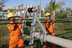 Công nhân Công ty Điện lực Quảng Nam khắc phục sự cố điện do ảnh hưởng của bão số 9. (Ảnh: TTXVN phát)