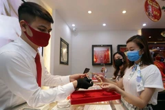 Khách mua bán tại một công ty vàng bạc đá quý. (Ảnh: Trần Việt/TTXVN)